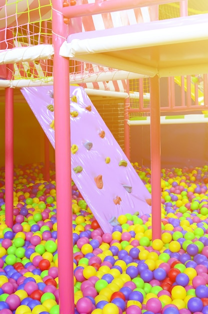 Molte sfere di plastica colorate in ballpit di un bambino in un parco giochi