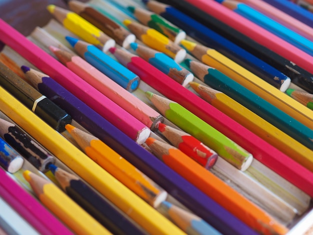 Molte matite colorate