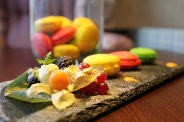 Foto molti macarons colorati con crema sul piatto bianco