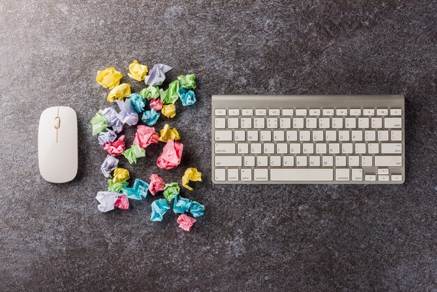 コンピュータのキーボードで多くのしわくちゃの紙の付箋ボール