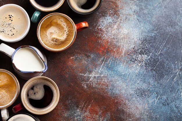 Photo many cups of coffee on stone table