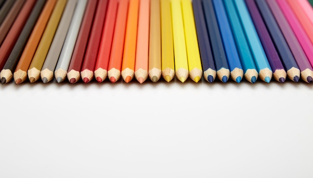 Много разных цветных карандашей на белом фоне