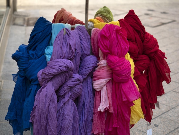 市場で多くの異なる色のスカーフ