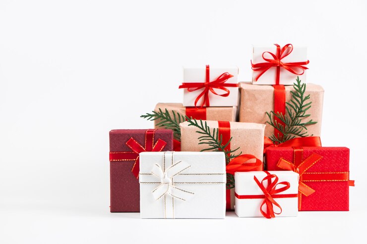 Photo 白い背景の上の多くの異なる贈り物。クリスマスのコンセプト。