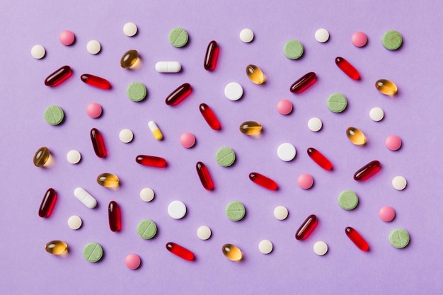 Много разных таблеток и место для текста на красочном фоне вид сверху Различные таблетки на цветном фоне плоской лежали