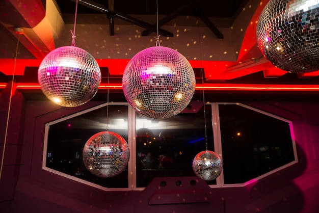 Photo many disco balls in a nightclub