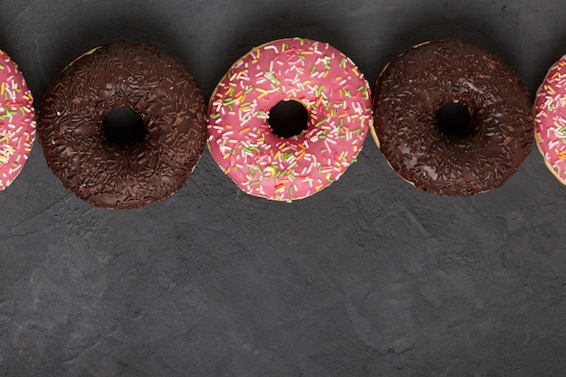 구체적인 배경에 많은 도넛.