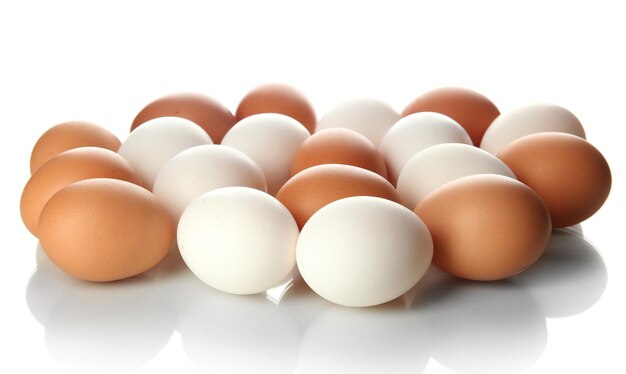 Много яиц, изолированных на белом