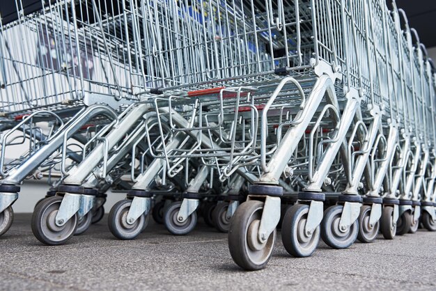 Photo many empty shopping carts on the shop parking