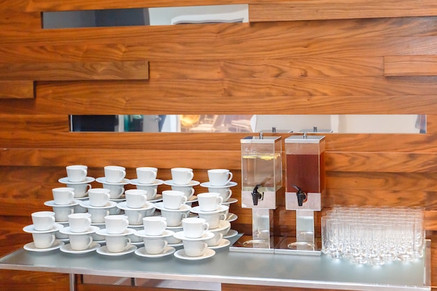 많은 빈 화이트 티 또는 커피 컵, 안경 및 테이블에 큰 주스 병. 이벤트 케이터링 서비스.
