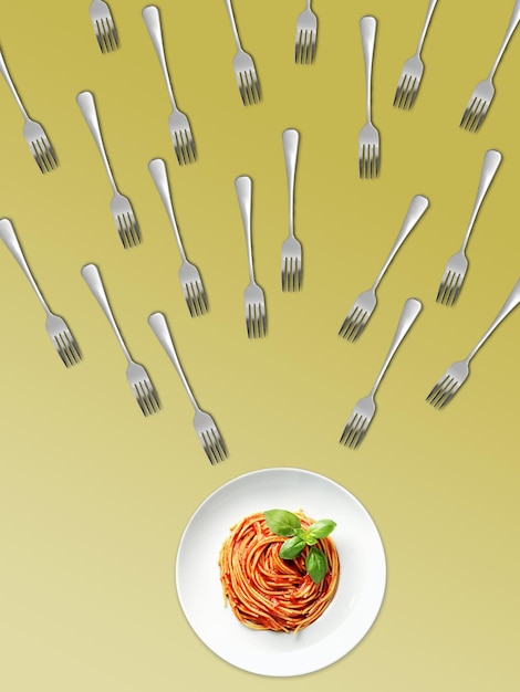 Photo many forks are aimed at pasta on a light yellow background. food concept.