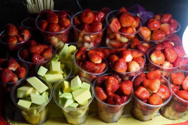 달랏의 베트남 야시장에 있는 많은 신선한 천연 딸기와 사과
