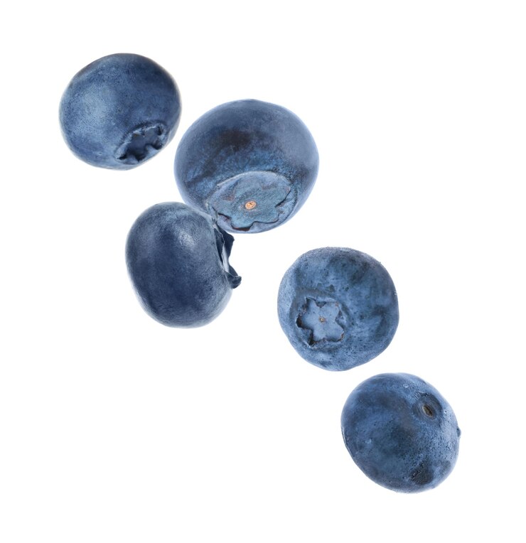 Photo many fresh ripe blueberries falling on white background