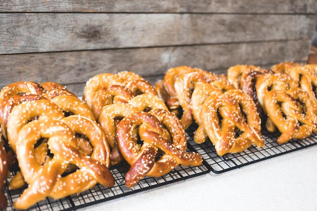 Molti pretzel appena sfornati raffreddamento