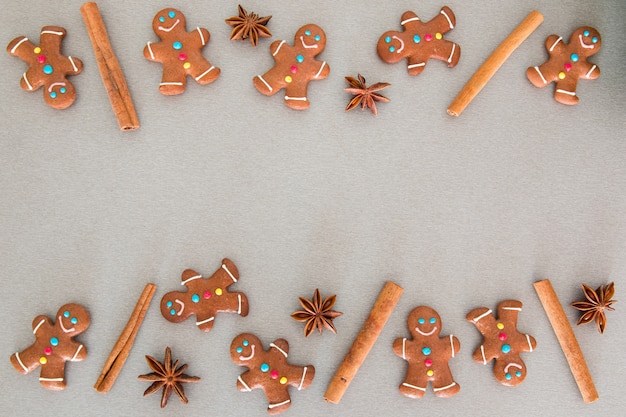 Photo many gingerbread men on a grey board