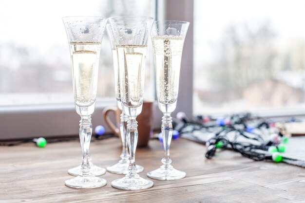 Molti bicchieri di champagne. concetto di vacanza, festa, alcool