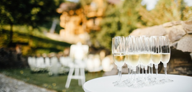 Foto molti bicchieri di champagne