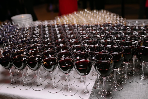 Foto sul tavolo bianco ci sono molti bicchieri di cognac e champagne leggero