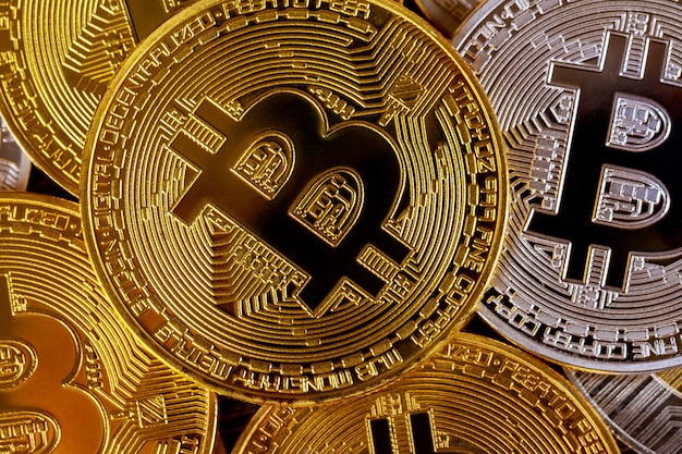 多くの黄金のビットコイン。暗号通貨と仮想マネーのコンセプト