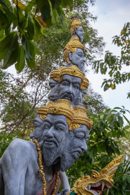 불교 사원, 태국, 섬 사무이, 동남 아시아 근처 거리에 많은 머리 동상을 닫습니다