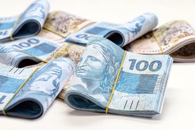Многие сто пятьдесят реалов банкноты бразильские деньги главный приз выплата зарплаты на изолированном белом фоне