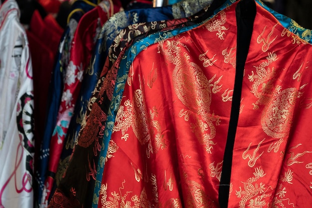 Foto molti kimono giapponesi si vestono al mercato