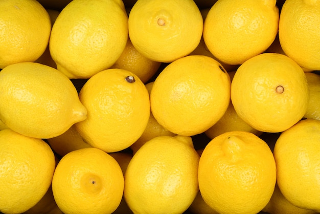 Фото Много сочных красочных лимонов в коробке