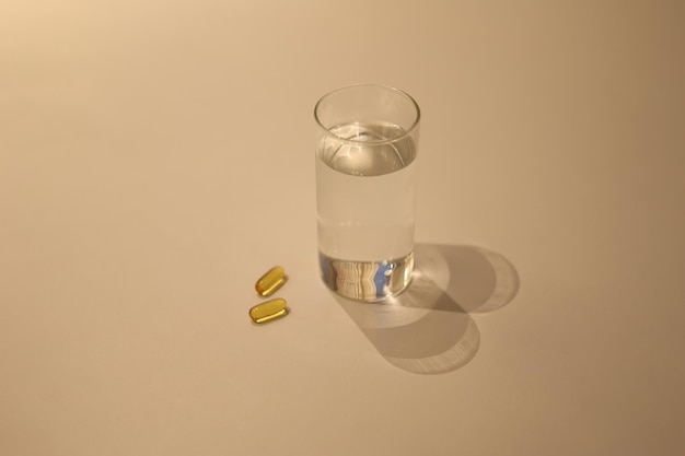 사진 백색 테이블에 많은 종류의 약물과 물 한 잔, 테이블 위에 영양 보충제