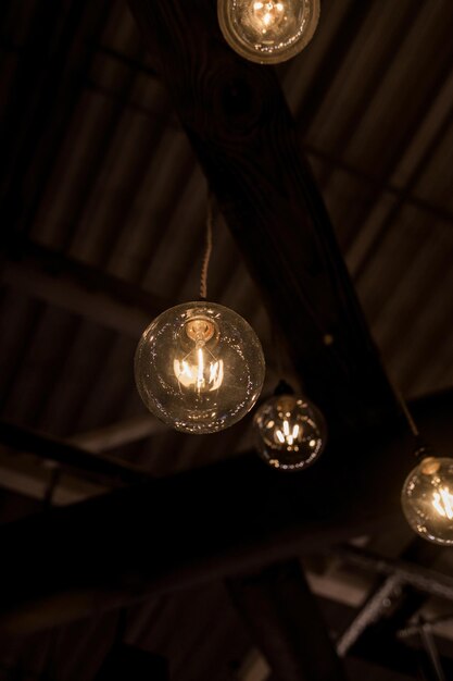夜のカフェにある多くのランプヴィンテージ電球