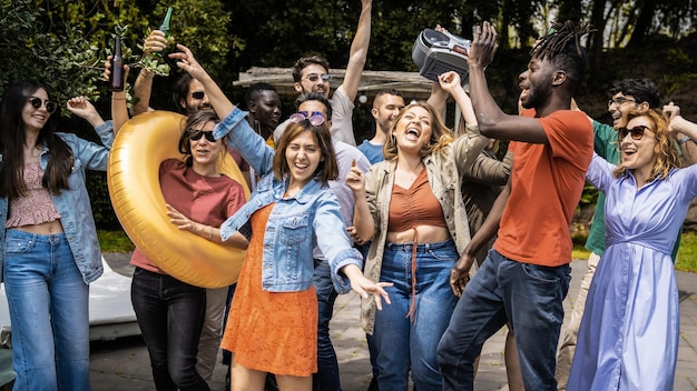 Foto molti giovani multietnici si divertono a ballare musica all'aperto in giardino