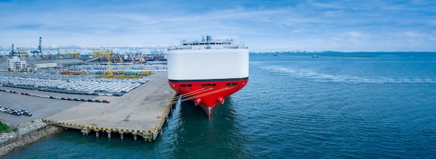 貨物船 RoRo Ship を運行する多くの新車 船舶による輸出入輸送車 RoRo Ship 貨物運送サービス船 物流輸送ディーラー 輸送 車 車 車 横浜の輸出ターミナル