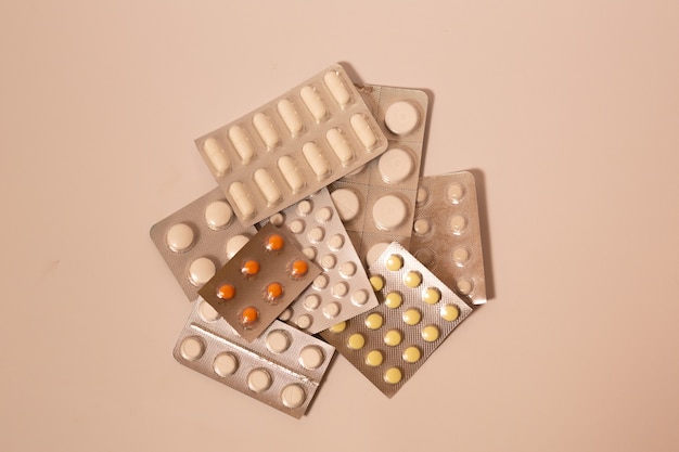 Многие упаковки таблеток, седативных средств, противовирусных препаратов, витаминов на белом фоне