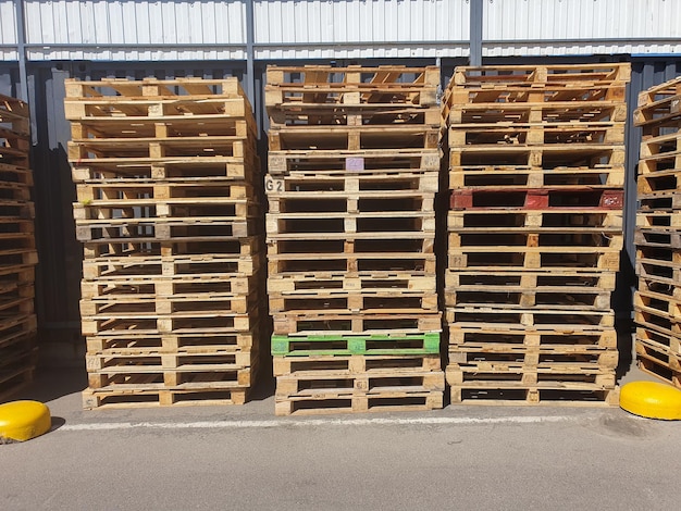 Foto molti pallet impilati in stock magazzino pallet pallet di legno blu