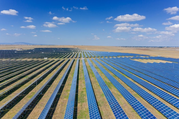 太陽電池の多くのパネル