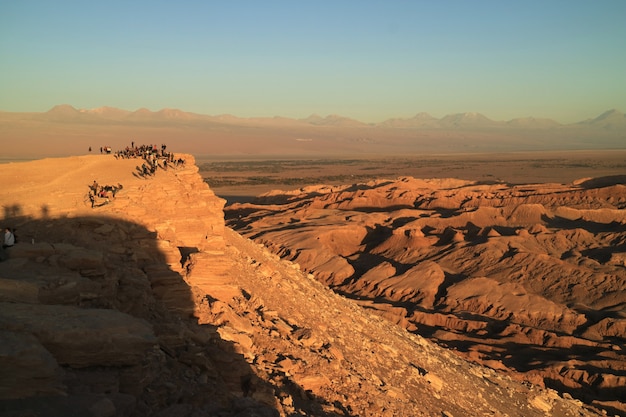 아타 카마 사막의 달 계곡에서 아름다운 일몰을 기다리는 많은 사람들,