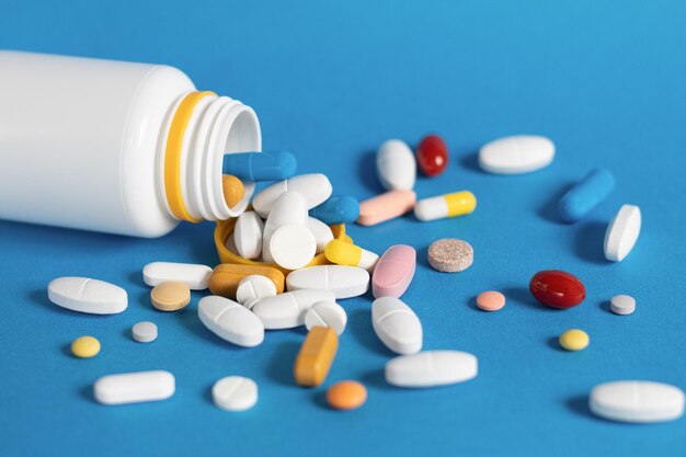 Фото Многие таблетки пролились из пластиковой емкости концепция медицины здравоохранения копируйте пространство