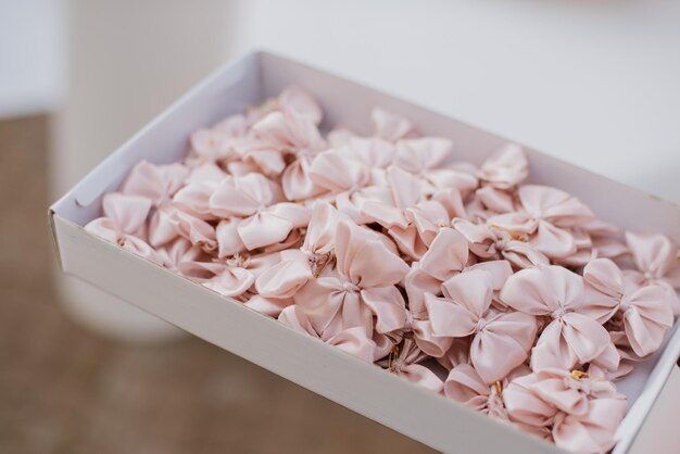 Photo many pink little ties for guests on wedding