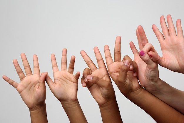 Foto molti hanno alzato le mani espressive dei bambini di fila