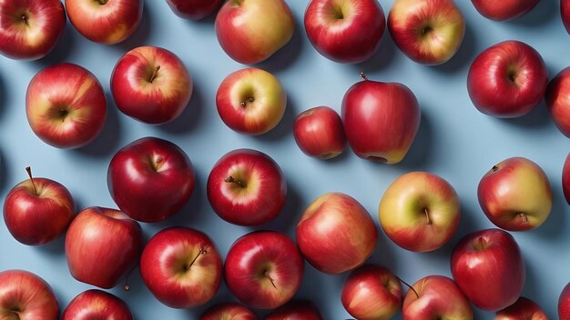 色の背景の上にある多くの赤いリンゴ新鮮なリンゴを上から見る秋のパターン