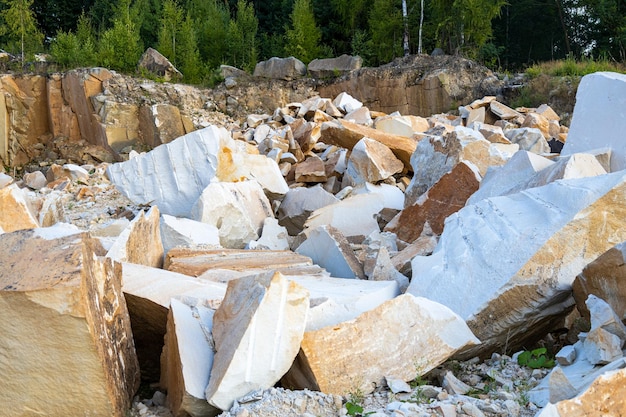 装飾的な石の抽出のための採石場の砂の採石場の多くの砂岩さびた石