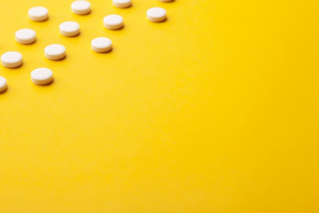 Molte vitamine sparse in medicina farmaceutica, pillole, capsule, compresse