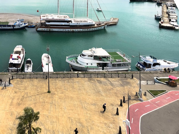 多くの船が港で定期船をクルーズし、熱帯の海の暖かい夏のリゾート地で水をまきます