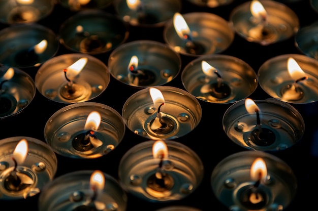 Photo many small burning candles