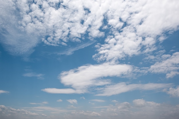 青い空にたくさんの小さな雲。夏は曇り。白い雲は空に浮かんでいます。