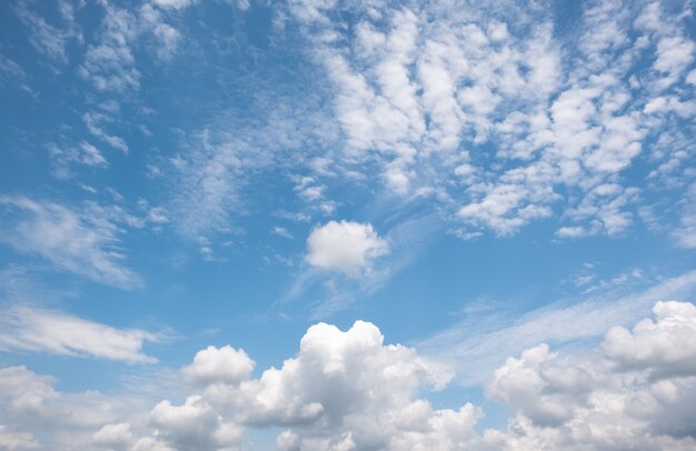 青い空にたくさんの小さな雲。夏は曇り。白い雲は空に浮かんでいます。