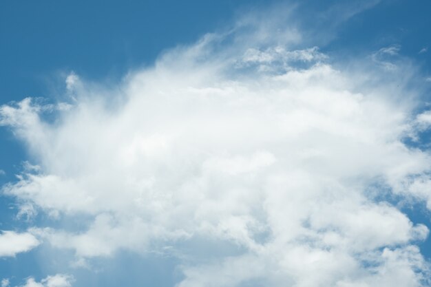 青い空にたくさんの小さな雲。夏は曇り。白い雲は空に浮かんでいます。