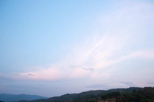 青い空にたくさんの小さな雲。夏は曇り。白い雲は空に浮かんでいます。