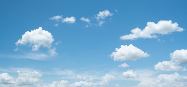 Photo many small clouds in blue skysummer cloudywhite clouds floating in the sky