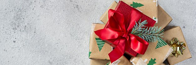 Photo many small gift boxes with a large red box in the center wrapped in holiday paper