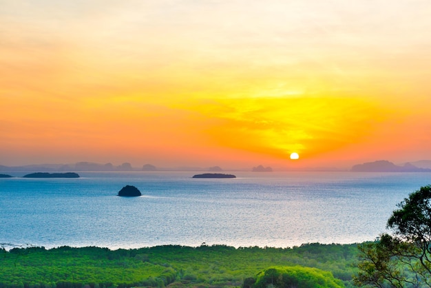 夕日の海にたくさんの小さな島々の風景